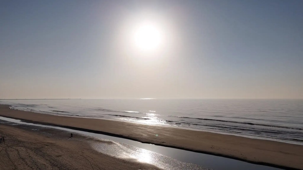 Drone footage of the beach at Wijk aan Zee. Focused on the sun. Nice atmosphere.